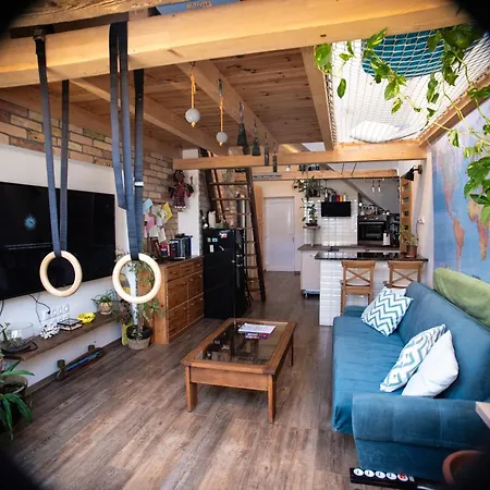 Treehouse Apartment *