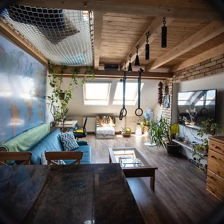 Treehouse Apartment *