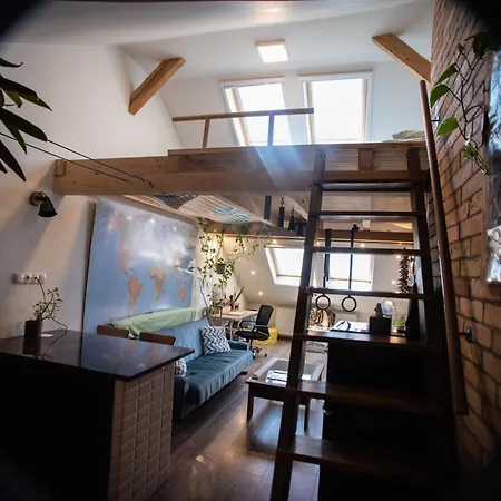 Treehouse Apartment *
