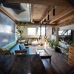 Treehouse Apartment *