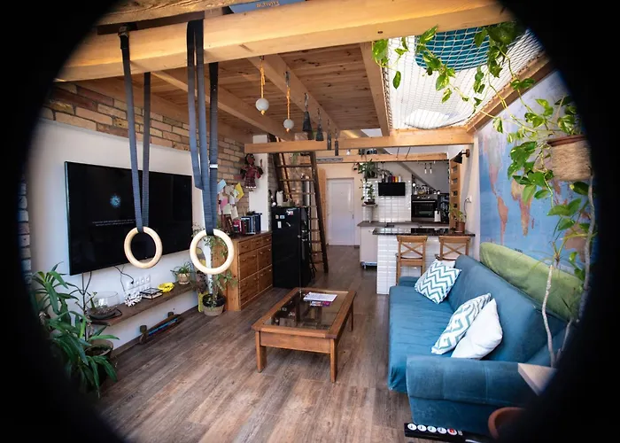 Treehouse Apartment *