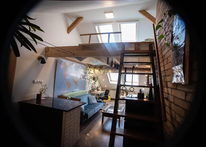 Treehouse Apartment *